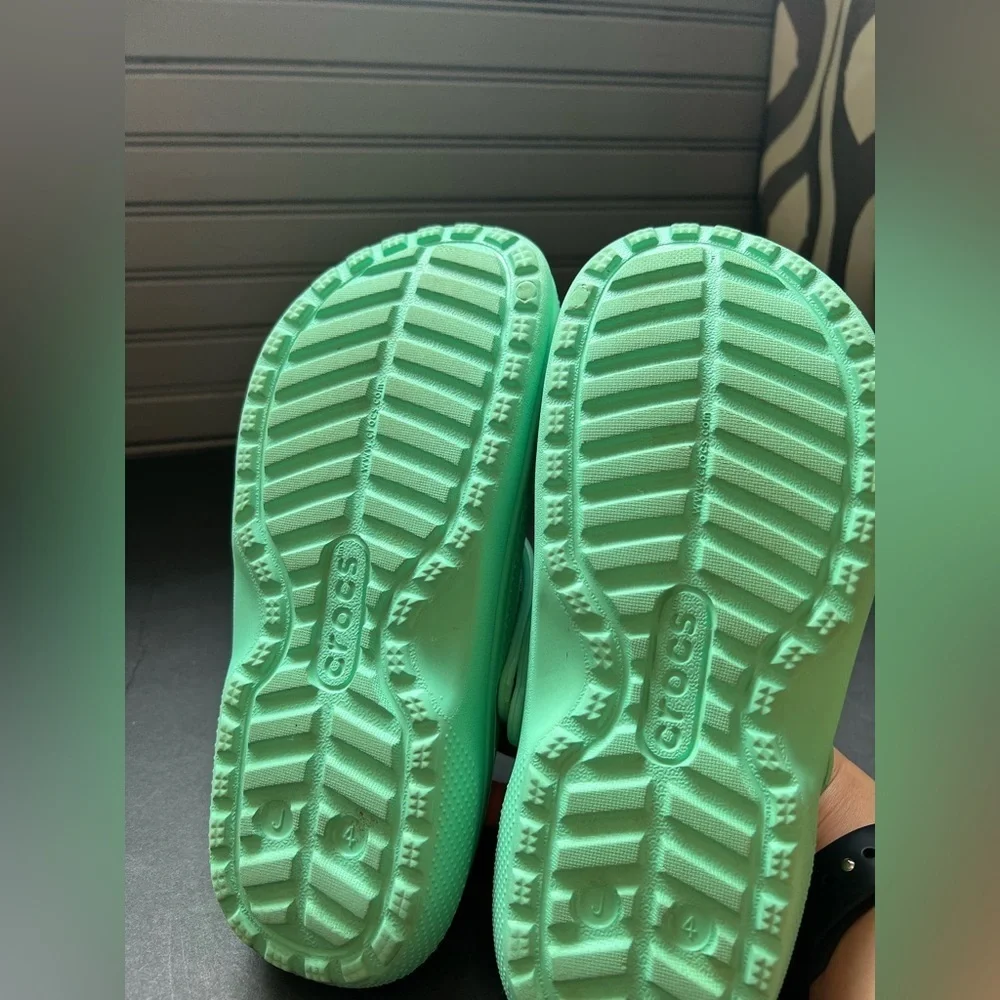 CROCS Green Slippers with Molded Design and Textured Footbed size J 4